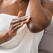 Load image into Gallery viewer, Applying Batana Oil on skin has great benefits as shown here. Helps with dry, flaky skin and hydrates it as well.